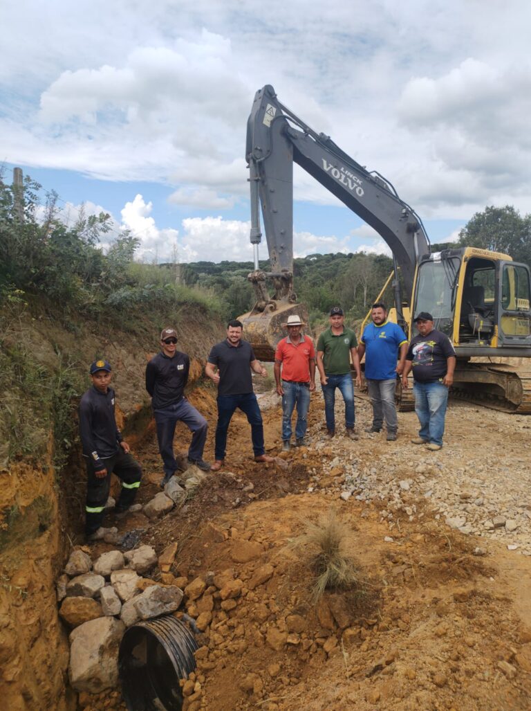 Trabalhos nas estradas rurais são acompanhados pelo prefeito Weverton Vizentin. Foto: Assessoria de Imprensa/Prefeitura de Campo do Tenente