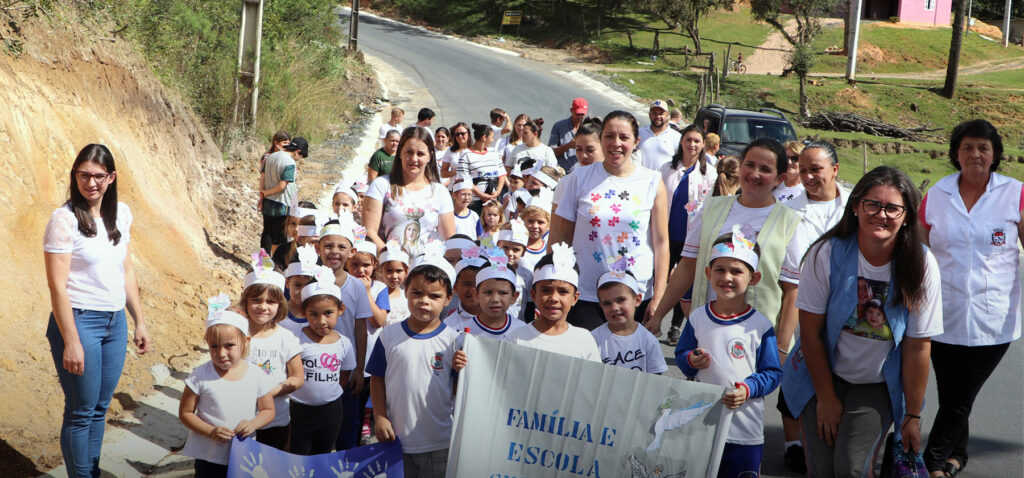 Alunos e professores da Escola Prefeito Laércio também promoveram caminhada. Foto: Divulgação
