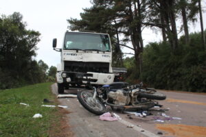Colisão frontal envolveu caminhão e moto. Foto: Arquivo/O Regional