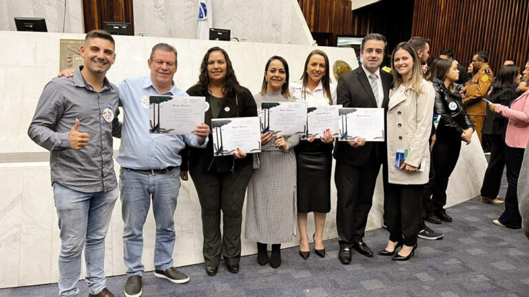 Comitiva de Quitandinha recebe homenagem na Alep por atendimentos prestados a crianças com autismo. Foto: Assessoria de Imprensa/Prefeitura de Quitandinha