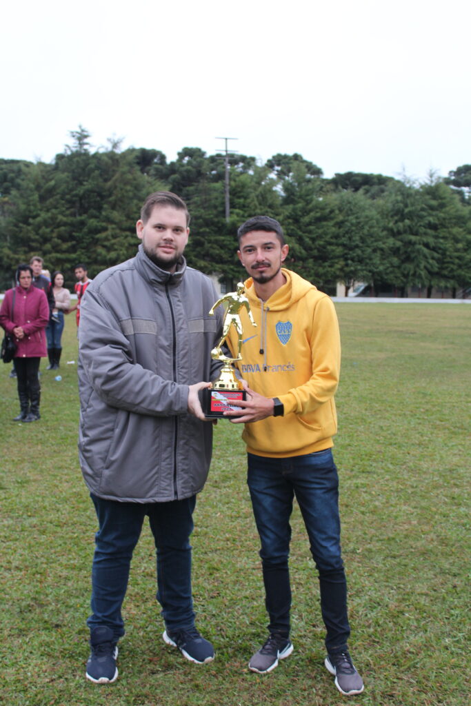 Jesse entrega troféu ao artilheiro. Foto: O Regional