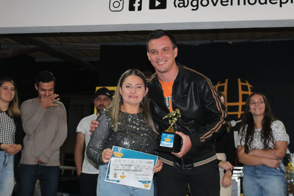 Karien Tuani recebe premiação. Foto: O Regional