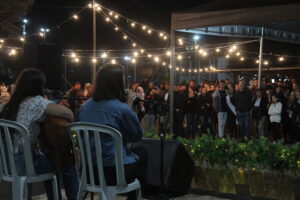 Público acompanhando apresentações musicais. Foto: O Regional