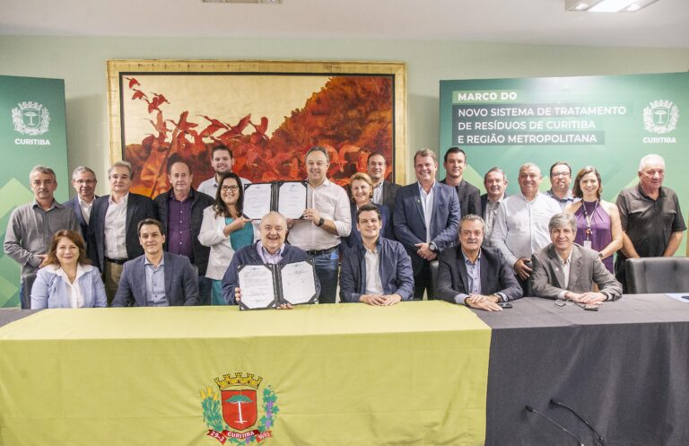 Reunião, que tratou sobre mais um passo ara nova destinação de resíduos sólidos urbanos, marcou a assinatura de acordo com ABCP e protocolo com Compagas. Foto: Ricardo Marajó/SMCS