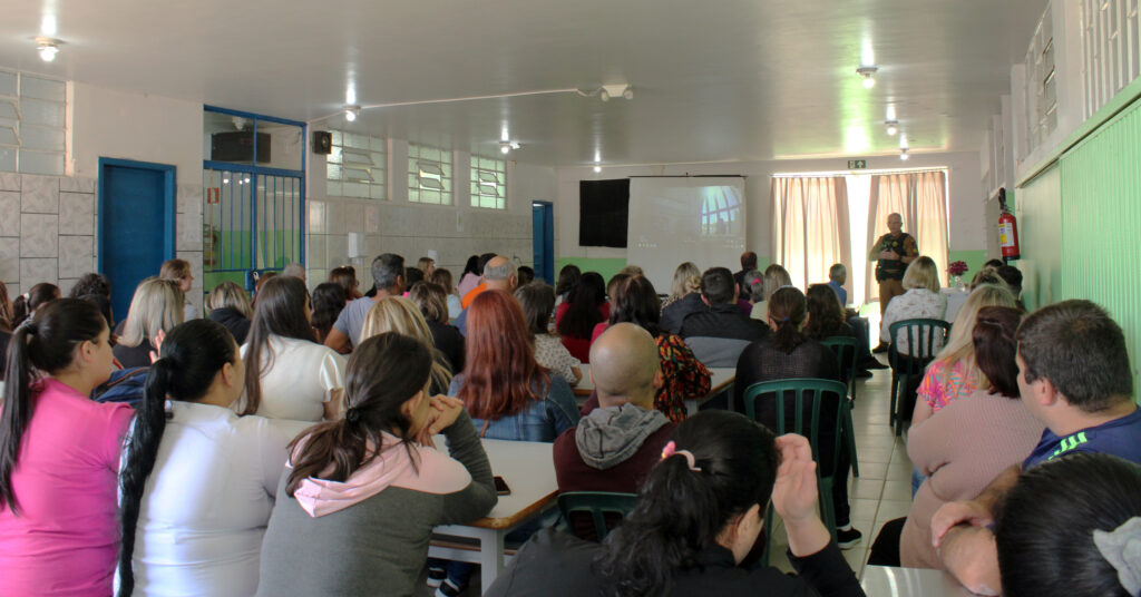 Sargento Klaumann proferiu uma palestra aos professores com o tema segurança. Foto: Arquivo/O Regional