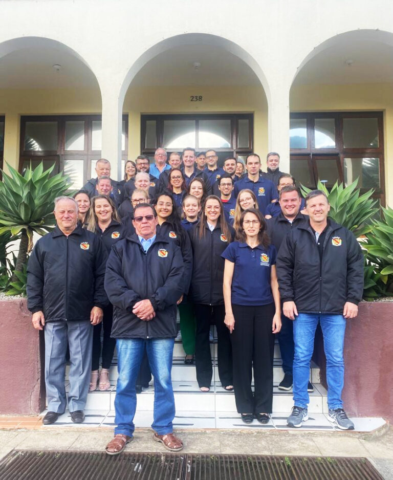 Servidores da prefeitura de Quitandinha são contemplados com novos uniformes. Foto: Assessoria de Imprensa/Prefeitura de Quitandinha