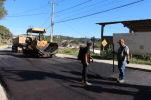 Trabalhos de pavimentação asfáltica estão em ritmo avançado. Foto: Assessoria de Imprensa/Prefeitura de Piên