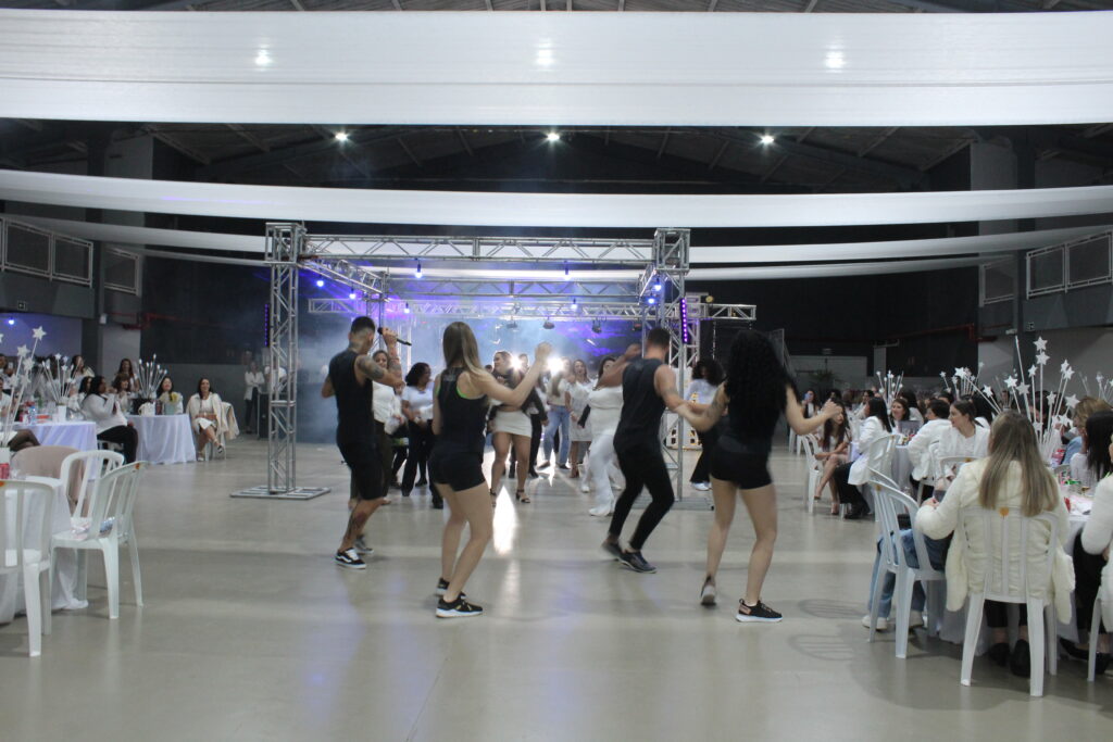 Cia Z41 animou as mulheres com muita dança. Foto: Arquivo/O Regional