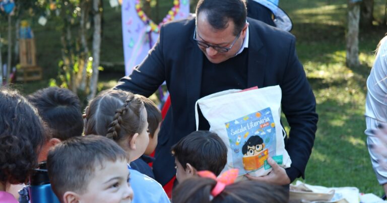 Estudantes estão recebendo os livros. Foto: Assessoria de Imprensa/Prefeitura da Lapa