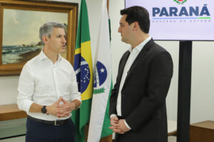 Governador Ratinho Junior junto com diretor-presidente da Amep, Gilson Santos, falam sobre o Plano. Foto: Roberto Dziura Jr/AEN
