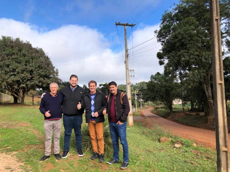 Prefeito Jesse Zoellner vereadores e liderança visitaram locais contemplados com o investimento de R$ 5 milhões em pavimentações. Foto: Assessoria de Imprensa/Prefeitura de Agudos do Sul