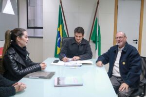 Secretário Eduardo Pimentel entregou os recursos para obras de pavimentação ao prefeito James Valério. Foto: Valdelino Pontes/SECID