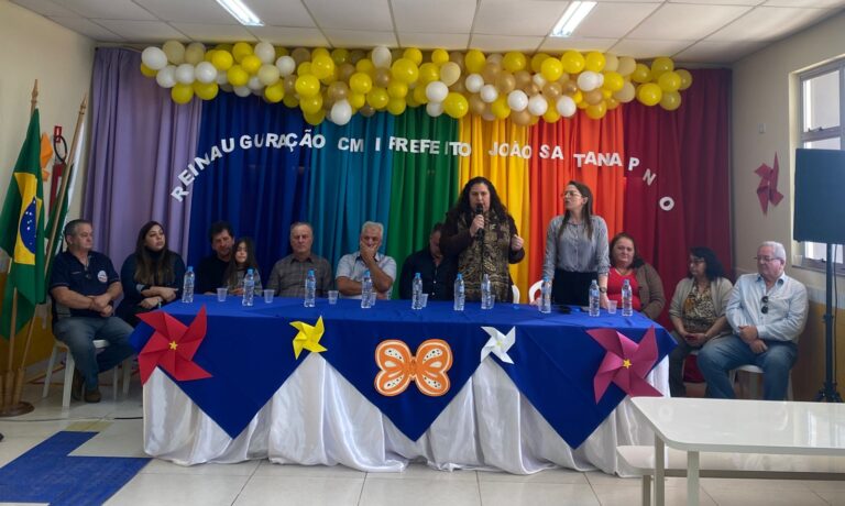 Autoridades acompanharam a solenidade de reinauguração do CMEI em Quitandinha. Foto: Assessoria de Imprensa/Prefeitura de Quitandinha