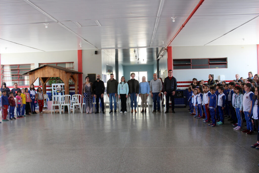 Autoridades também prestigiaram o evento na Escola Marciano de Carvalho. Foto: Arquivo/O Regional