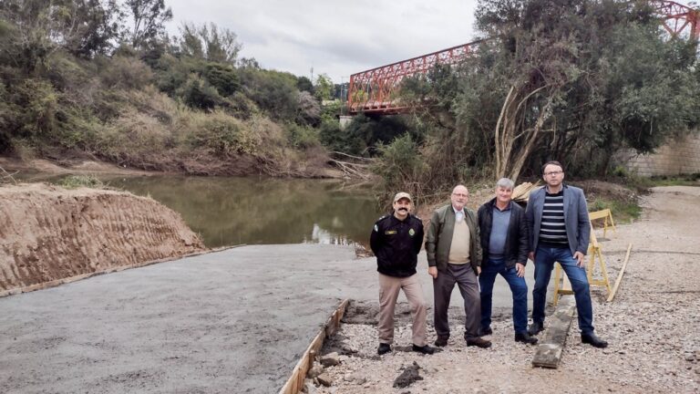 Autoridades visitaram as obras na rampa. Foto: Assessoria de Imprensa/Prefeitura de Rio Negro