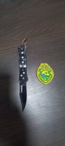 Canivete foi apreendido pela equipe durante atendimento da ocorrência na cidade de Agudos do Sul. Foto: Divulgação/17º BPM