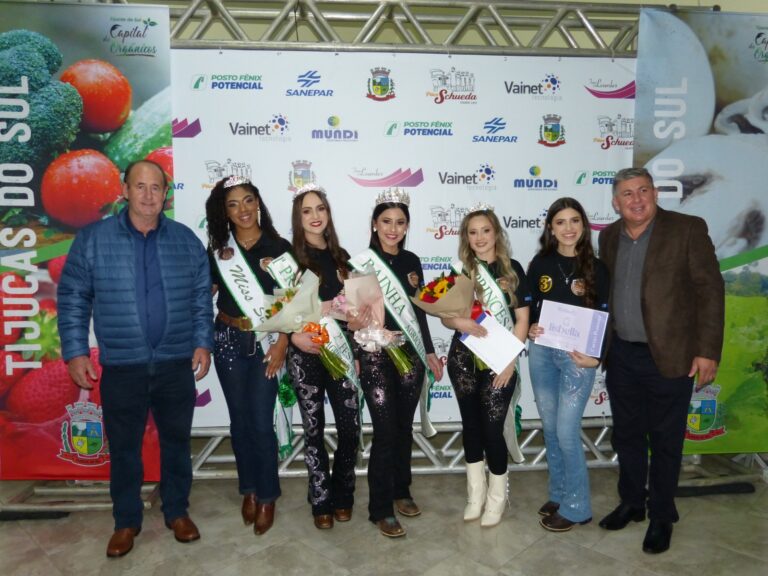 Rainha e princesas, acompanhadas pelo prefeito Gringo e o vice Claudemir da Rocha. Foto: Arquivo/O Regional