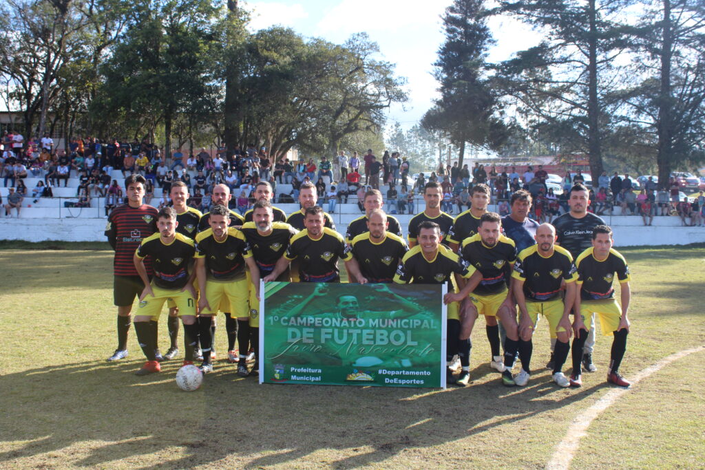 Time do Coloxim no municipal de futebol em Tijucas. Foto: O Regional