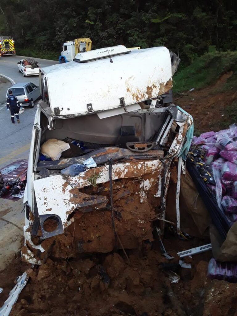 Caminhão colidiu contra um barranco na Serra Dona Francisca. Foto: Divulgação