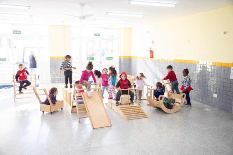 Diversos brinquedos montessorianos estão disponíveis para as crianças da educação infantil. Foto: Assessoria de Imprensa/Prefeitura de Pinhais