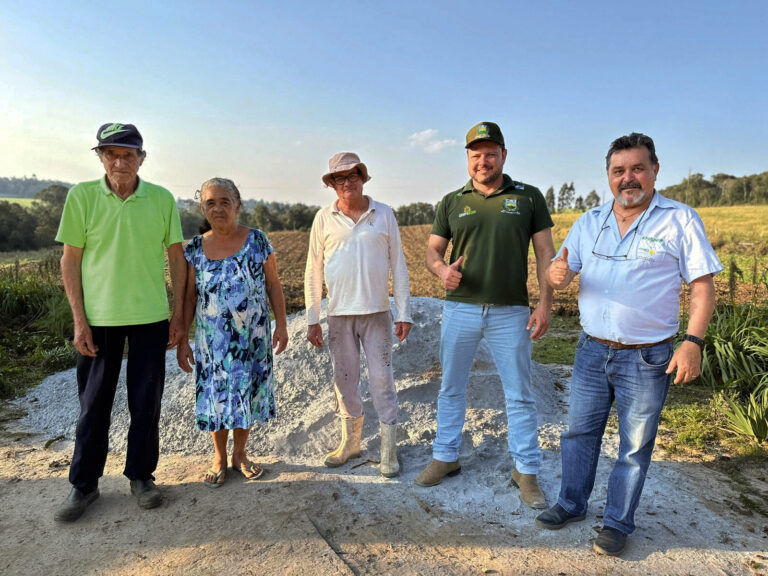 Entrega de calcário tem beneficiado centenas de produtores rurais tenenteanos. Foto: Assessoria de Imprensa/Prefeitura de Campo do Tenente