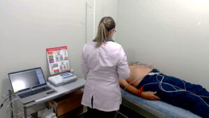 Exames de eletrocardiograma são realizados pela equipe da Saúde de Piên. Foto: Assessoria de Imprensa/Prefeitura de Piên
