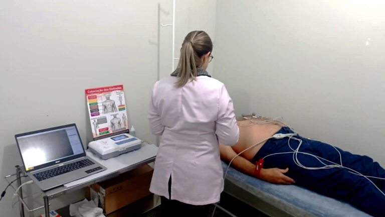 Exames de eletrocardiograma são realizados pela equipe da Saúde de Piên. Foto: Assessoria de Imprensa/Prefeitura de Piên