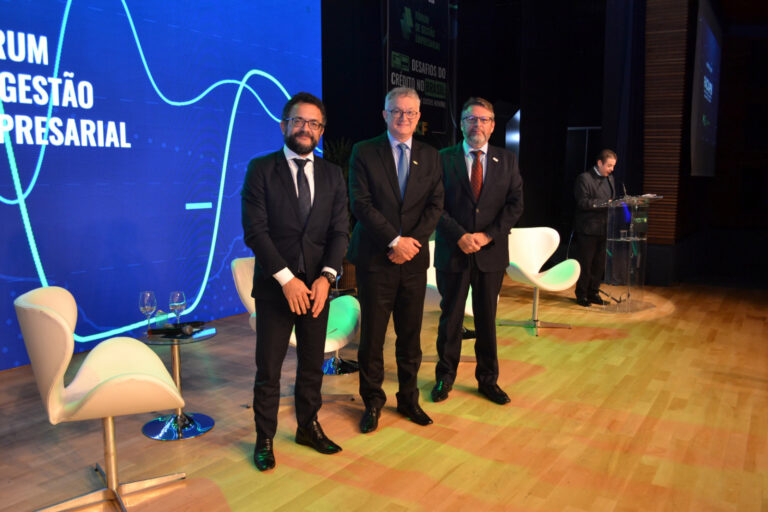 Na foto, Heraldo Neves (Fomento) Vitor Tioqueta (Sebrae PR) e Wilson Bley Lipski (BRDE). Foto: FACIAP