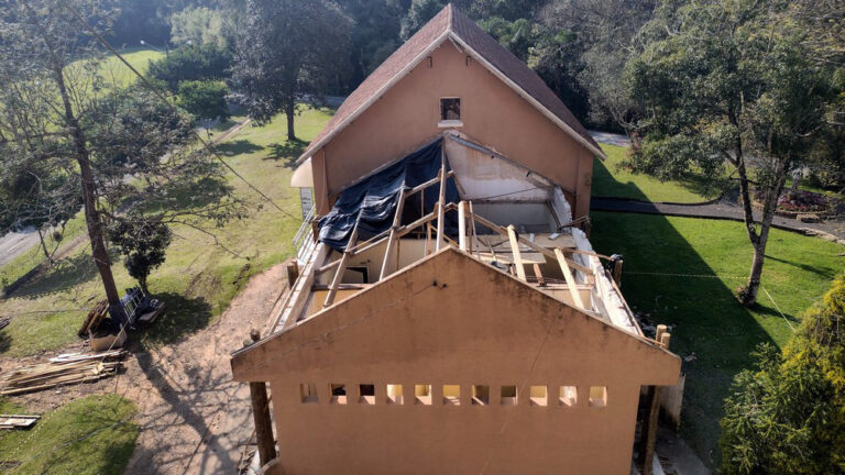 Obras são realizadas no telhado do prédio. Foto: Assessoria de Imprensa/Prefeitura de Rio Negro