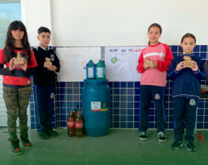 Alunos incentivam a comunidade para descatar corretamente o óleo. Foto: Assessoria de Imprensa/Prefeitura de Tijucas do Sul