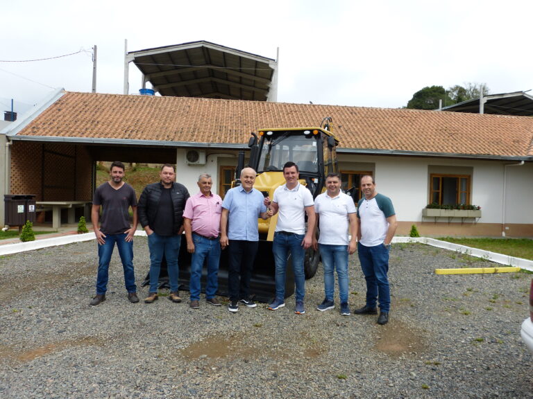 Autoridades celebraram a chegada da nova máquina para a Agricultura. Foto: Arquivo/O Regional