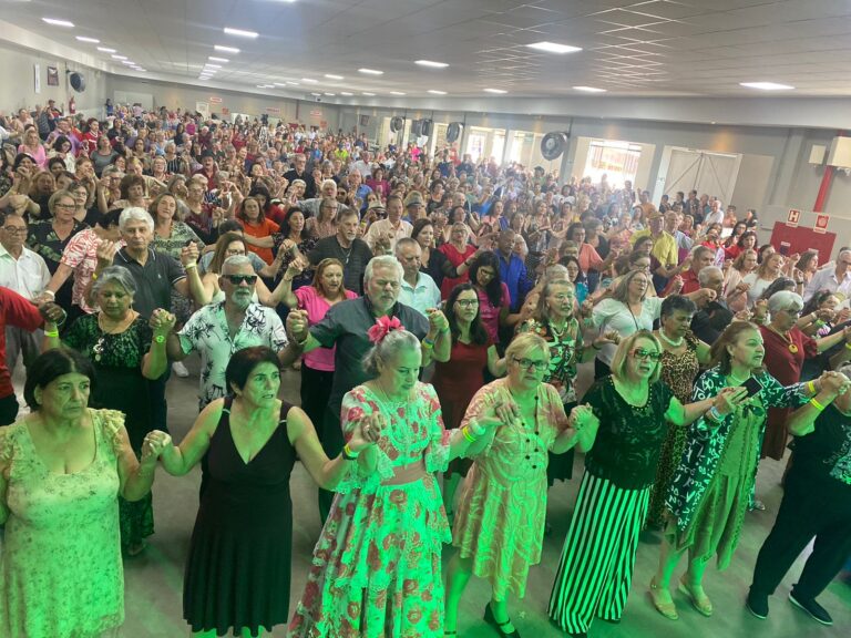 Centenas de pessoas participaram do encontro da melhor idade em Quitandinha. Foto: Assessoria de Imprensa/Prefeitura de Quitandinha