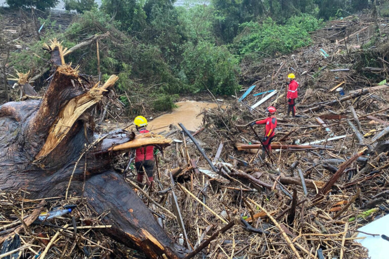 Equipe de bombeiros do Paraná está auxiliando no trabalho de buscas. Foto: Corpo de Bombeiros do Paraná