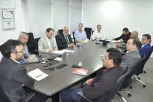 Fomento Paraná e Compagas discutem crédito e uso de GNV com representantes dos taxistas. Foto: Fomento Paraná