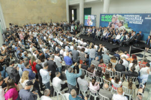 Governador Ratinho Junior anunciou os repasses para os município. Foto: Roberto Dziura Jr/AEN