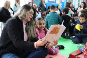 Projeto incentiva a leitura com as crianças em Pinhais. Foto: Assessoria de Imprensa/Prefeitura de Pinhais