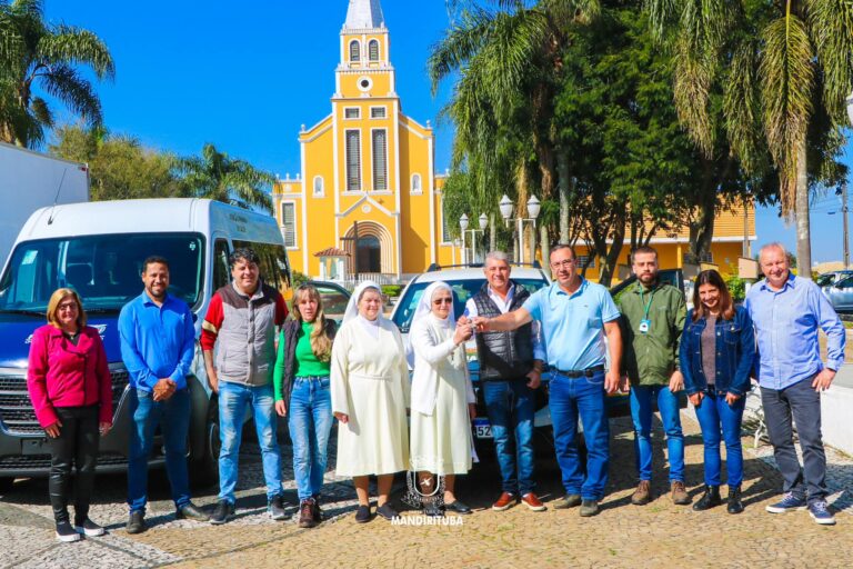 Representantes da AMAI receberam as chaves do novo veículo destinado à entidade. Foto: Assessoria de Imprensa/Prefeitura de Mandirituba