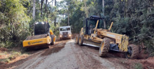 Trabalhos estão em andamento nas estradas da área rural do município. Foto: Assessoria de Imprensa/Prefeitura de Quitandinha