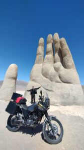 A escultura Mão no Deserto foi um dos atrativos visitados pelo padre de Piên. Foto: Arquivo pessoal