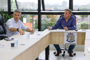 Diretor-presidente da Amep, Gilson Santos, esteve reunido com o prefeito Mostarda para tratar do Plano Diretor. Foto: Amep