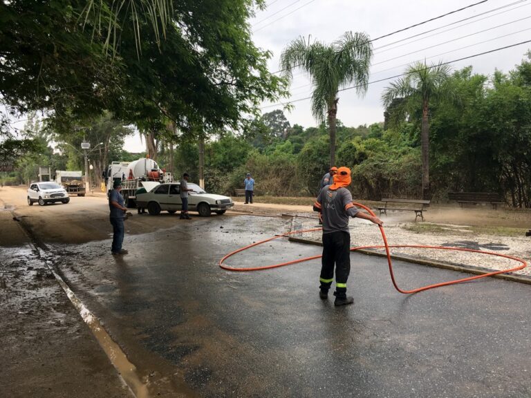 Equipes da prefeitura estão fazendo a limpeza das ruas após a enchente que atingiu a cidade. Foto: Assessoria de Imprensa/Prefeitura de Rio Negro