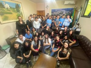 Estudantes e professores visitaram a sede da prefeitura. Foto: Assessoria de Imprensa/Prefeitura de Quitandinha