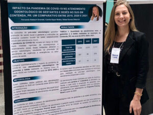Fernanda apresentou o artigo sobre odontologia na pandemia. Foto: Assessoria de Imprensa/Prefeitura de Contenda/Arquivo pessoal