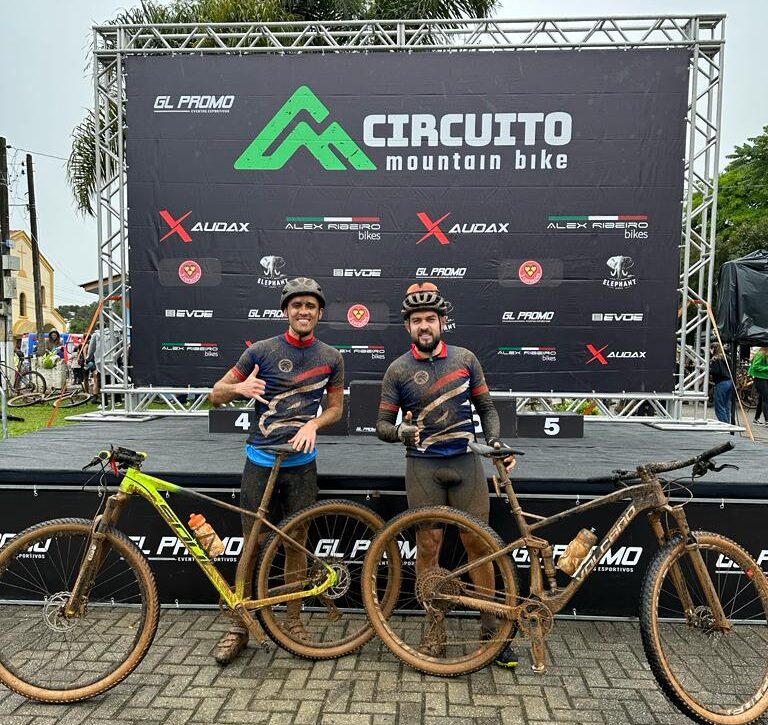 Guilherme Fragoso e Junior Kurovski participaram de prova de mountain bike em Tijucas do Sul. Foto: Divulgação