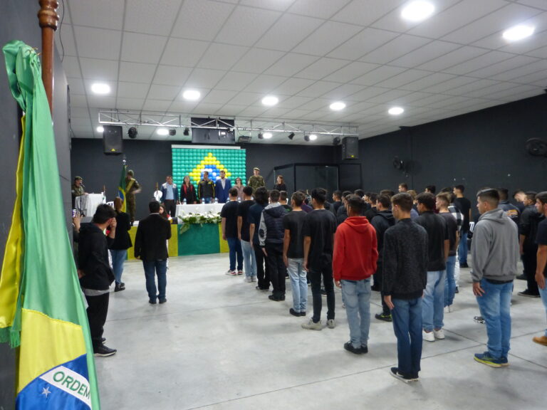 Juramento à Bandeira e entrega de CDI em Agudos do Sul. Foto: O Regional