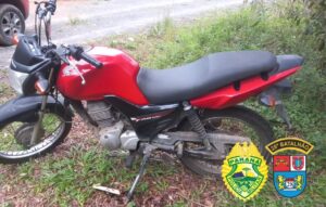 Moto foi recuperada pela PM na cidade da Lapa. Foto: Divulgação/28º BPM