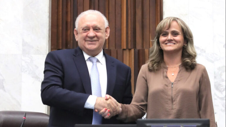 O presidente da Assembleia Legislativa do Paraná, deputado Ademar Traiano, comunicou aos parlamentares paranaenses sobre a indicação durante a sessão plenária desta terça-feira. Foto: Nani Gois/Alep