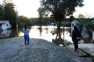 População acompanha o nível da água na cidade de Rio Negro. Foto: Arquivo/O Regional