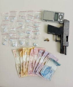 Drogas, arma e dinheiro foram apreendidos durante a ação que resultou na prisão do homem. Foto: Divulgação/PCPR/PMPR