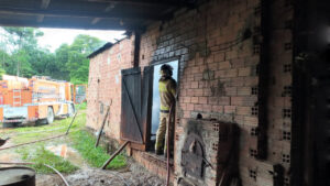Estufa ficou destruída após ser atingida por incêndio. Foto: Divulgação/Corpo de Bombeiros de Piên